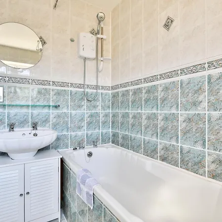 The Wishing Well- Lovely Spacious In Bs4 Sleeps 8 By Stae- Homes *