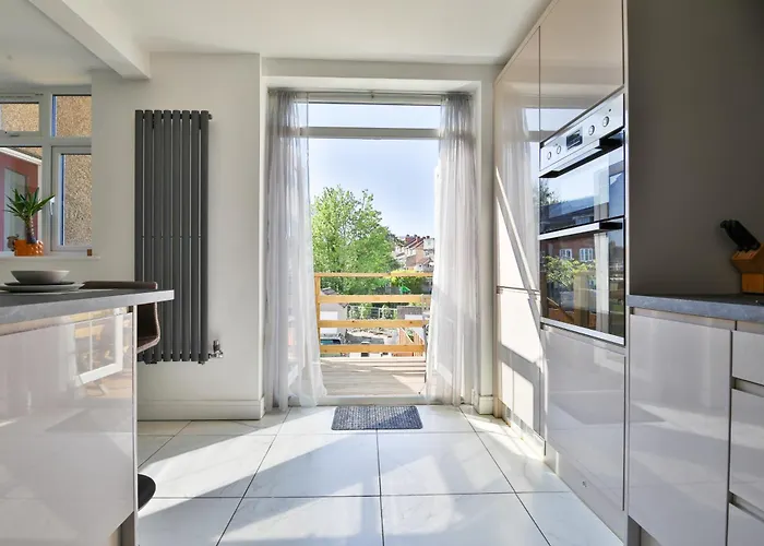 The Wishing Well- Lovely Spacious In Bs4 Sleeps 8 By Stae- Homes