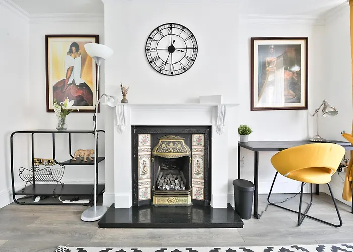 The Wishing Well- Lovely Spacious In Bs4 Sleeps 8 By Stae- Homes